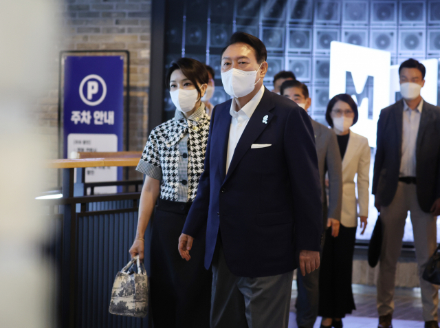 윤석열 대통령 내외가 12일 오후 서울 시내 한 영화관에서 영화 