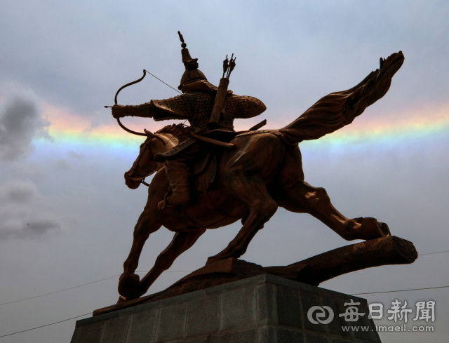 경주시 내남면 이조리 충의당 공원에 세운 최준의 11대조 정무공 최진립(1568~1636) 장군 동상. 병자호란 때 69세 노구에도 그의 종과 함께 용인에서 청군과 싸우다 전사한 충신이자 청백리였다. 김태형 선임기자 thk@imaeil.com