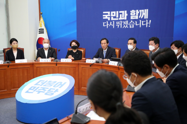 더불어민주당 우상호 비상대책위원장이 13일 국회에서 열린 비상대책위원회의에서 발언하고 있다. 연합뉴스