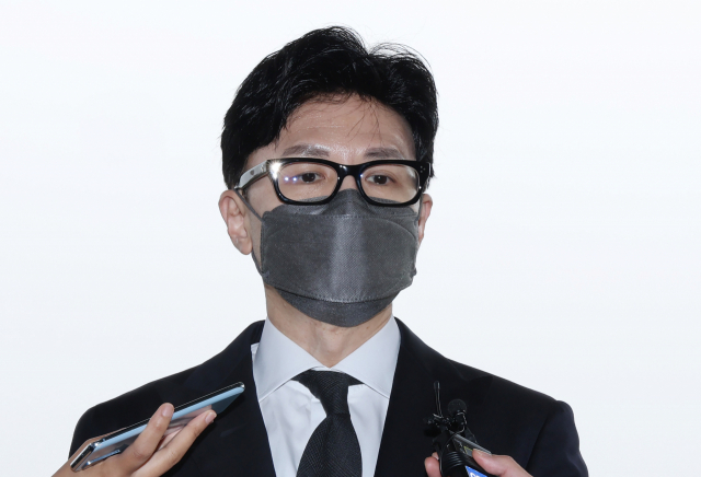 한동훈 법무부 장관이 9일 오후 정부과천청사로 출근하며 취재진 질문에 답하고 있다. 연합뉴스