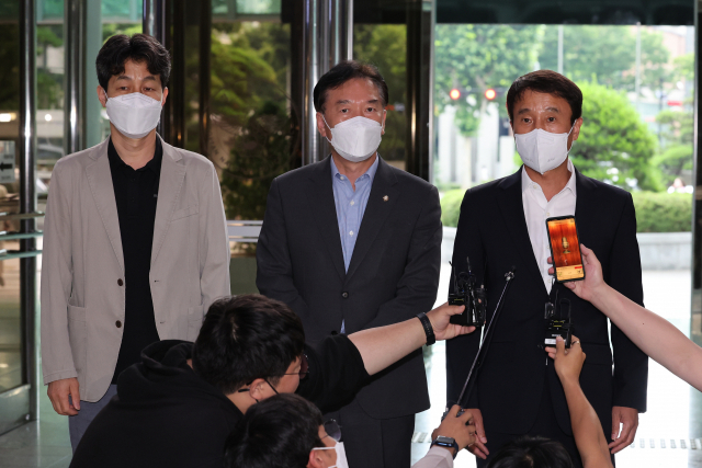 더불어민주당 한병도(오른쪽), 정태호(가운데), 윤건영 의원이 문재인 전 대통령 양산 사저 앞 집회·시위와 관련한 경찰의 대응 방침에 항의하기 위해 13일 오후 서울 서대문구 미근동 경찰청으로 들어가며 취재진의 질문에 답하고 있다. 연합뉴스