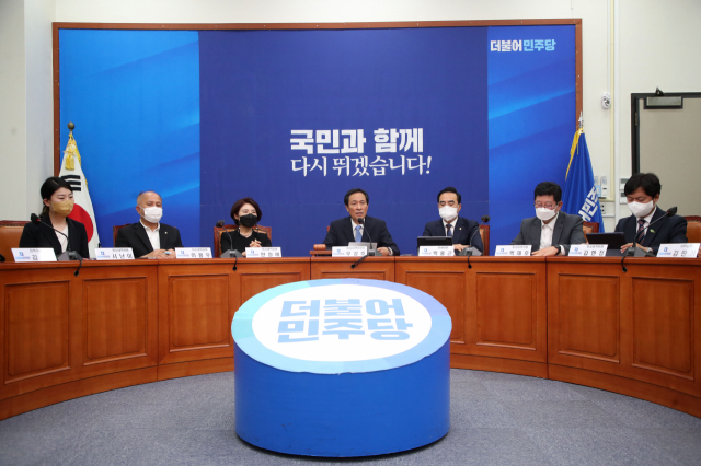 13일 국회에서 더불어민주당 비상대책위원회의가 열리고 있다. 왼쪽부터 서난이·이용우·한정애 비대위원, 우상호 비대위원장, 박홍근 원내대표, 박재호·김현정 비대위원. 연합뉴스