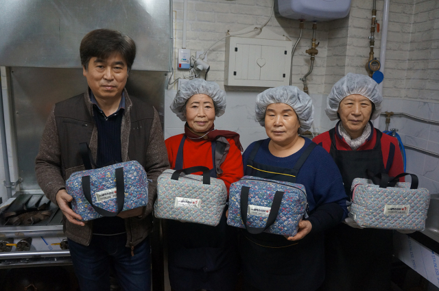 (주)새벽수라상 이남율 대표와 직원이 도시락을 들어보이고 있다. 대구시 제공