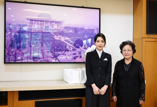 윤석열 대통령의 부인 김건희 여사가 13일 오후 경남 김해시 진영읍 봉하마을에서 고(故) 노무현 전 대통령 묘소에 참배한 뒤 권양숙 여사를 예방, 기념촬영을 하고 있다. 연합뉴스