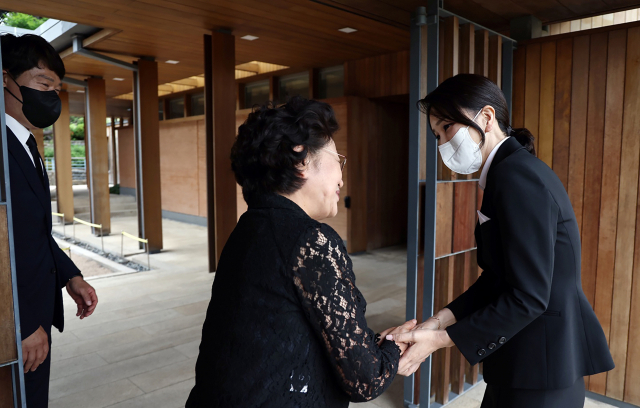 윤석열 대통령의 부인 김건희 여사가 13일 오후 경남 김해시 진영읍 봉하마을에서 고(故) 노무현 전 대통령 묘소에 참배한 뒤 권양숙 여사를 예방, 악수하고 있다. 연합뉴스