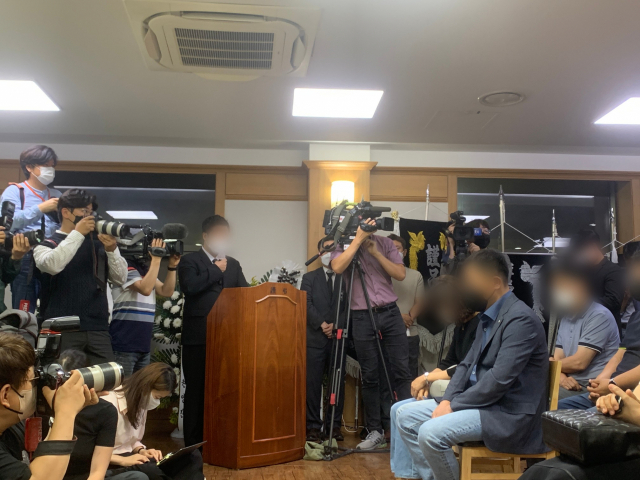 13일 오후 6시 대구 경북대학교병원 장례식장에서 대구 변호사 사무실 화재 참사 희생자 합동 추모식이 진행됐다. 이날 희생자의 유족도 함께 찾아 추도문을 낭독하고 있다. 심헌재 기자