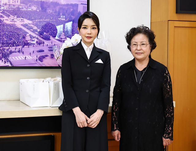 윤석열 대통령의 부인 김건희 여사가 13일 오후 경남 김해시 진영읍 봉하마을에서 고(故) 노무현 전 대통령 묘소에 참배한 뒤 권양숙 여사를 예방, 기념촬영을 하고 있다. 연합뉴스