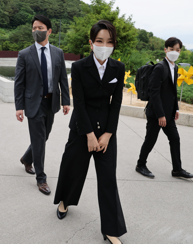 윤석열 대통령 부인 김건희 여사가 13일 오후 경남 김해시 진영읍 봉하마을을 방문해 고(故) 노무현 전 대통령 묘역을 참배한 뒤 방문객들을 향해 인사하고 있다. 연합뉴스