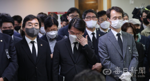 13일 오후 대구 중구 경북대학교병원에 마련된 법률사무소 방화 참사 희생자 합동분향소에서 열린 추도식에 참석한 안철수 국민의힘 국회의원 눈물을 닦고 있다. 안성완 기자 asw0727@imaeil.com