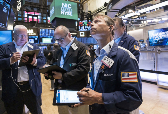 미국 뉴욕증권거래소(NYSE) 입회장에서 트레이더들이 업무를 보고 있다. 연합뉴스