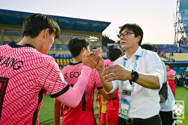 황선홍 감독이 이끄는 한국 U-23(23세 이하) 축구대표팀이 지난 12일 우즈베키스탄 타슈켄트의 파흐타코르 스타디움에서 열린 일본과 2022 아시아축구연맹(AFC) U-23 아시안컵 8강에서 0-3으로 완패했다. 사진은 황선홍 U-23 축구대표팀 감독. 대한축구협회 제공