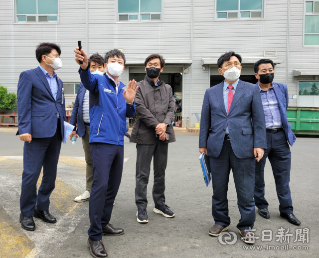 조현일(뒷줄 가운데) 경산시장 당선인과 경산시장직인수위원회가 최근 환경시설사업소를 방문해 올해 11월에 사용기간이 종료되는 생활폐기물 위생매립장 문제에 대한 업무 파악을 하고 있다. 경산시 제공