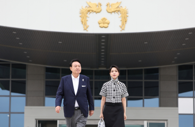 윤석열 대통령 내외가 12일 오후 서울 용산 대통령실 청사 잔디마당에서 열린 영화관계자 초청 만찬에 입장하고 있다. 연합뉴스