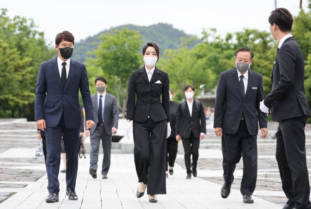 윤석열 대통령 부인 김건희 여사가 13일 오후 경남 김해시 진영읍 봉하마을을 방문, 고(故) 노무현 전 대통령 묘역 참배에 나서고 있다. 연합뉴스