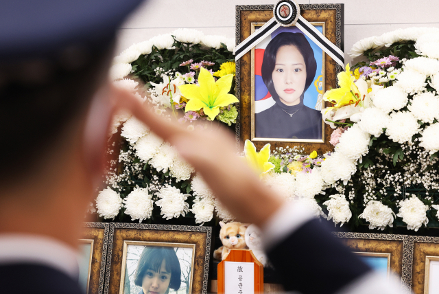 공군 성폭력 피해자 고(故) 이예람 중사 1주기를 하루 앞둔 지난달 20일 오전 경기도 성남시 국군수도병원 장례식장에서 열린 추모의 날에서 신옥철 공군참모차장이 고인의 영정을 향해 경례하고 있다. 연합뉴스
