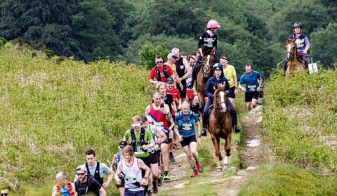 '인간이 말보다 빨랐다' 35.4km 레이스 2분3초 차 역대 세번째 인간 우승자 탄생