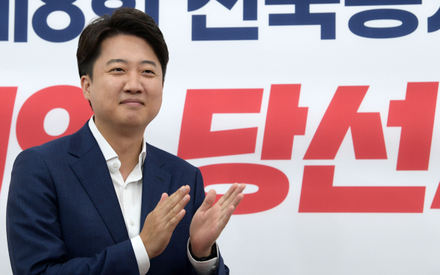국민의힘 이준석 대표가 13일 서울 여의도 국회에서 열린 제8회 동시지방선거 호남 당선자 축하 행사에서 박수를 치고 있다. 연합뉴스