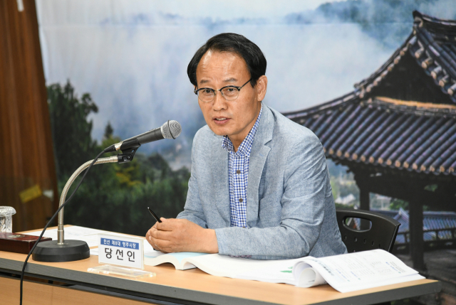 박남서 영주시장 당선인이 업무 보고를 받고 있다. 영주시 제공