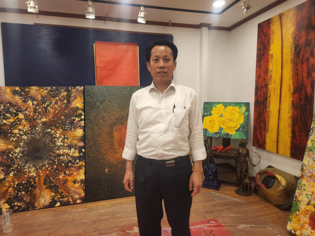 14일 문경전시회를 준비하고 있는 엄재국 작가가 자신의 작품을 소개하고 있다. 고도현 기자