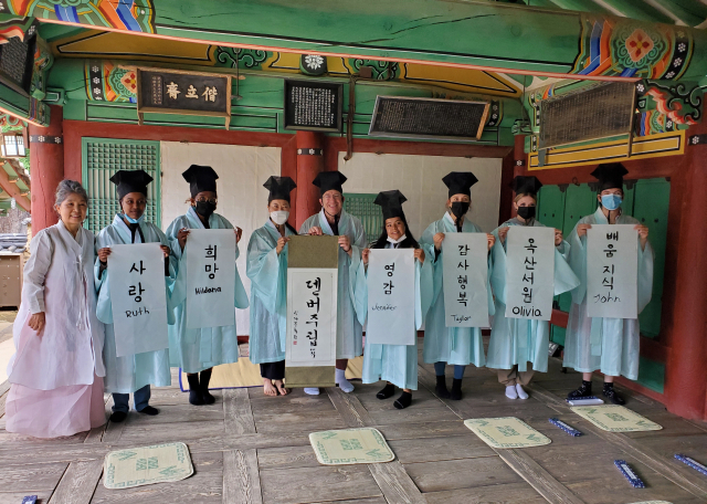 미국 덴버대학생들이 10년째 경주를 방문해 한국 전통문화를 체험했다. 신라문화원 제공