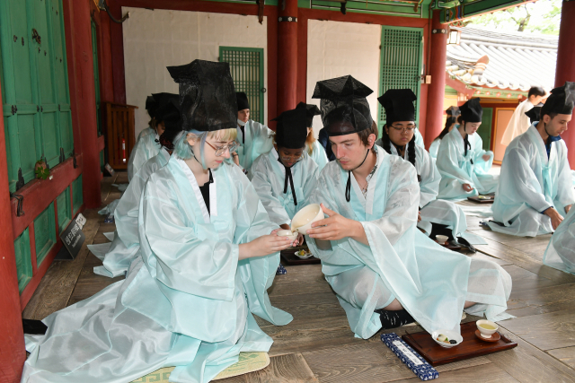 미국 덴버대학생들이 10년째 경주를 방문해 한국 전통문화를 체험했다. 신라문화원 제공
