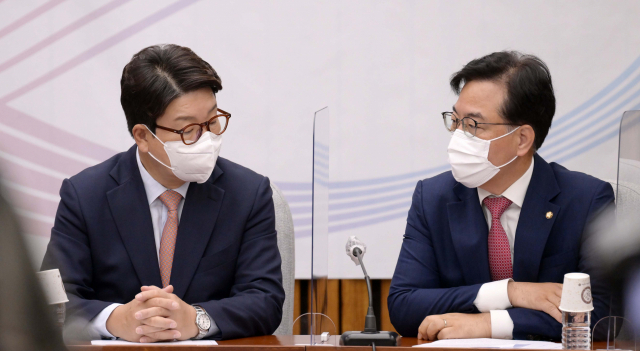 국민의힘 권성동 원내대표(왼쪽)가 14일 오전 국회에서 열린 원내대책회의에서 송언석 원내수석부대표와 대화하고 있다. 연합뉴스