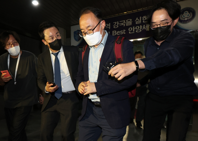 화물연대의 총파업 8일째인 14일 오후 경기도 의왕시 내륙컨테이너기지(ICD)에서 열린 5차 실무교섭에서 협상이 타결된 후 국토교통부 관계자들이 차량으로 이동하고 있다. 연합뉴스