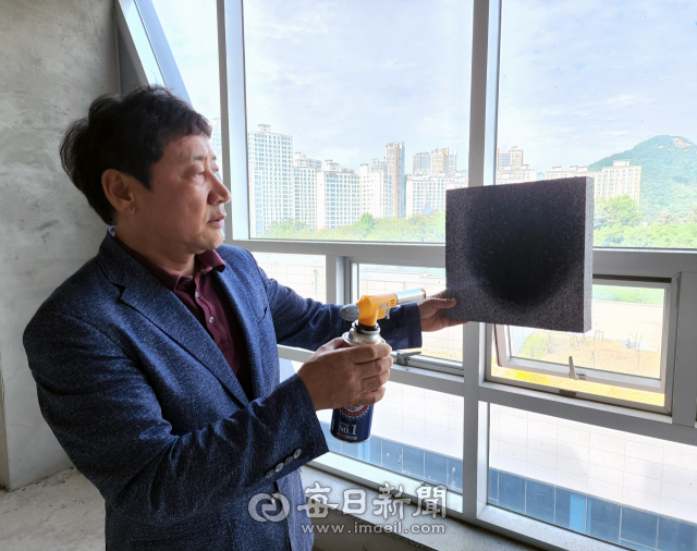 조순행 ㈜지케이이피에스 대표가 자신들이 개발한 준불연 단열재 