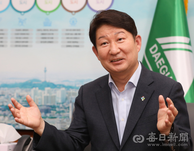 이달 30일 임기를 마무리하는 권영진 대구시장이 14일 대구시청 별관 접견실에서 매일신문과 인터뷰하고 있다. 정운철 기자 woon@imaeil.com