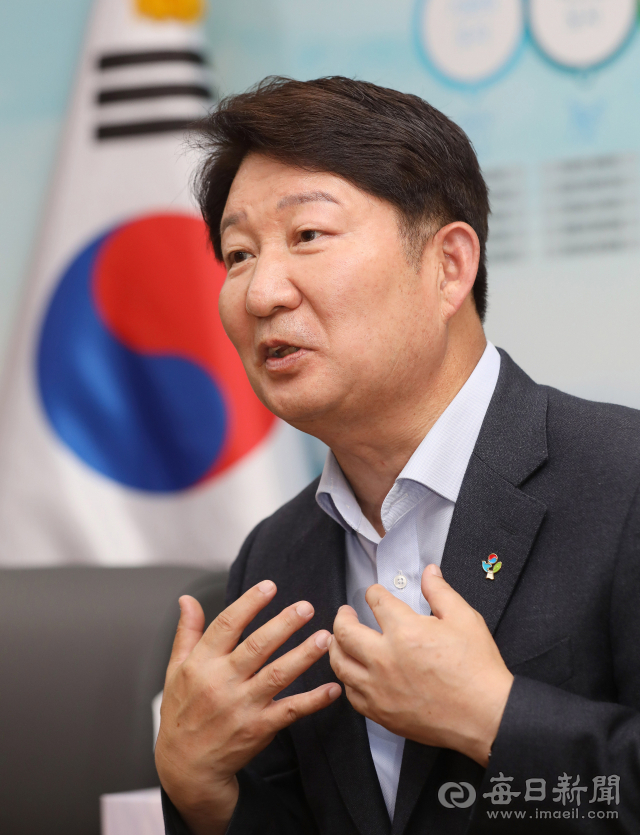 이달 30일 임기를 마무리하는 권영진 대구시장이 14일 대구시청 별관 접견실에서 매일신문과 인터뷰하고 있다. 정운철 기자 woon@imaeil.com