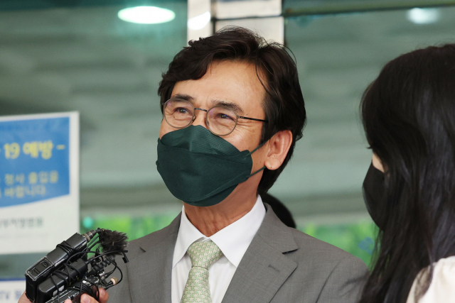 한동훈 법무부 장관의 명예를 훼손한 혐의로 재판에 넘겨진 유시민 전 노무현재단 이사장이 9일 오후 서울 마포구 서울서부지법에서 열린 선고 공판을 마치고 나와 취재진의 질문에 답하고 있다. 연합뉴스