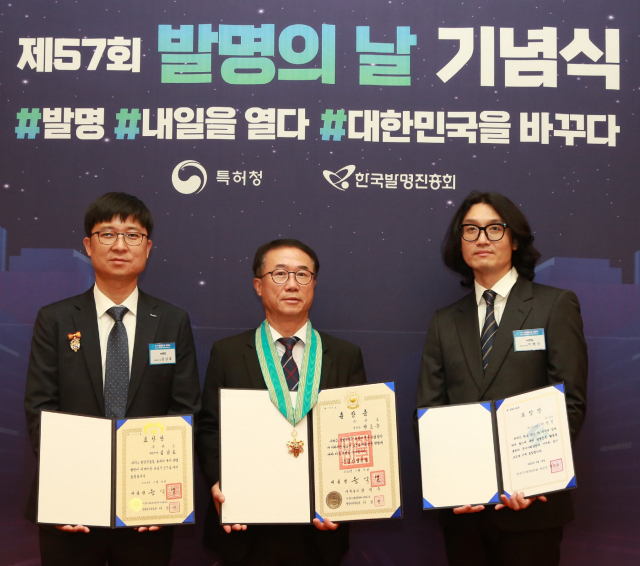 만도 박도순 부사장(가운데), 김남호 책임(왼쪽), 박병진 책임(오른쪽)이 사진 촬영을 하고 있다.