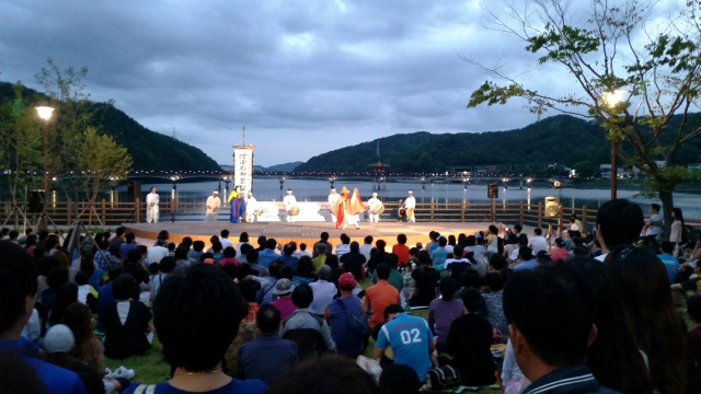 안동시는 오는 18일을 시작으로 안동 문화의거리와 월영교 개목나루에서 하회별신굿탈놀이 야간상설공연에 들어간다. 안동시 제공