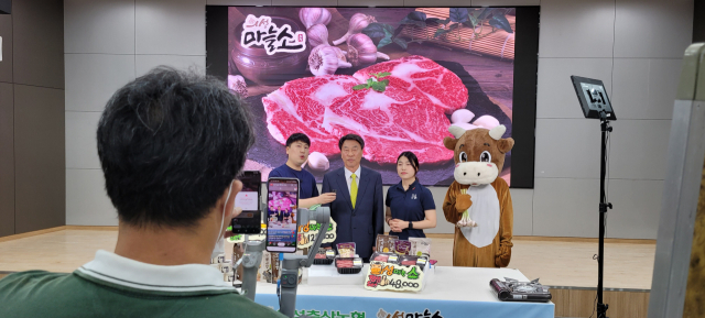 이상문 경북 의성축협 조합장(가운데)이 라이브 커머스에 직접 출연,