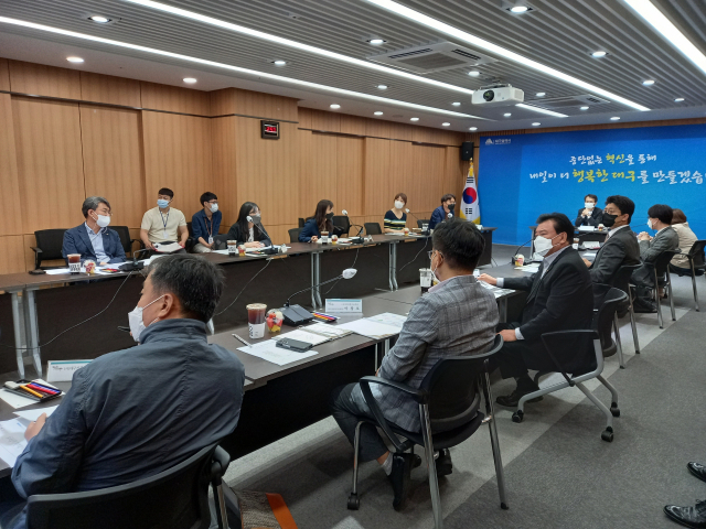 지난 7일 대구시와 유관기관, 용역업체 관계자들이 대구우수식품 인증 로고 디자인과 관련해 중간보고회를 하는 모습. 대구시 제공대구우수식품 인증 관련 사진 대구시 제공