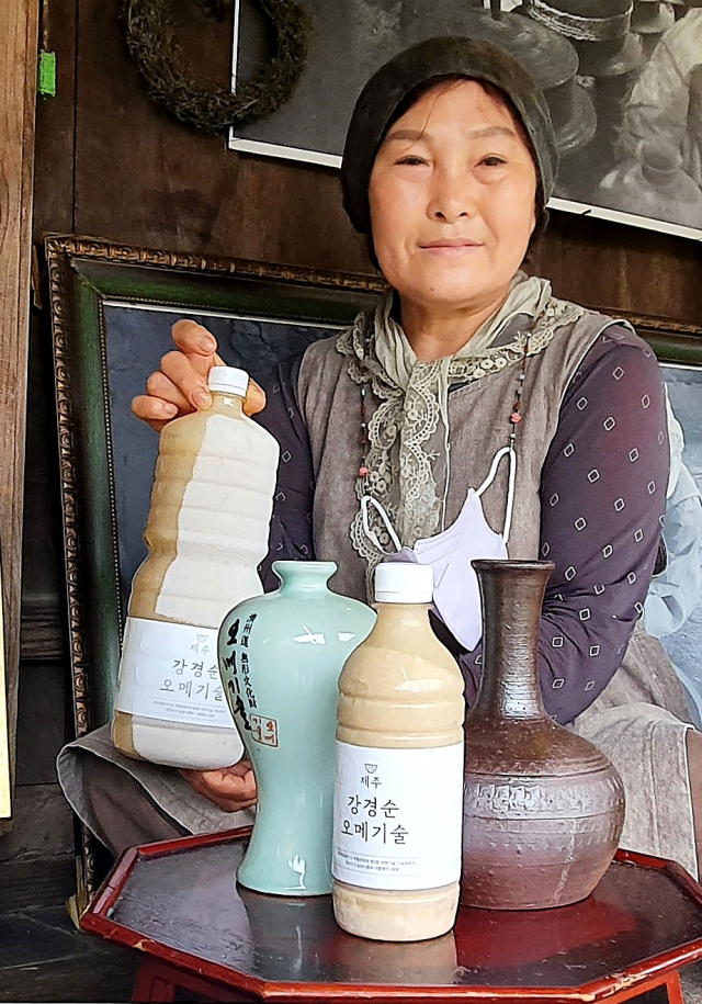 강경순 명인이 오메기술에 대해 설명하고 있다.