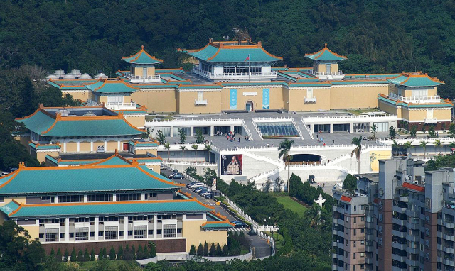 국공내전 당시에 장제스의 중국 국민당이 패주하면서 베이징의 자금성 고궁박물관에 있던 유물 중 가치가 높다고 판단한 유물 29만 점을 비롯하여 전국 각지의 유물 60만 8,000점을 보관하고 있는 국립고궁박물원