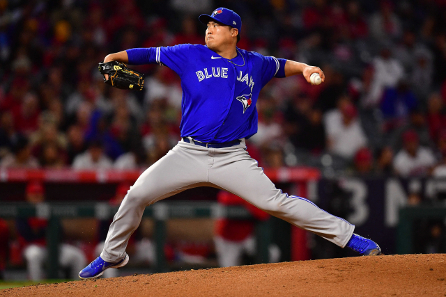 미국 메이저리그(MLB) 토론토 블루제이스의 선발투수 류현진이 왼쪽 팔꿈치 통증의 원인을 제거하는 수술을 받기로 결정했다. 연합뉴스