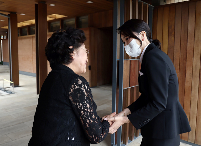 윤석열 대통령의 부인 김건희 여사가 13일 오후 경남 김해시 진영읍 봉하마을에서 고(故) 노무현 전 대통령 묘소에 참배한 뒤 권양숙 여사를 예방, 악수하고 있다. 연합뉴스