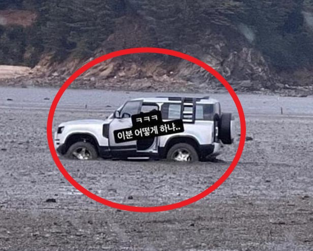 인천지역 한 갯벌에서 랜드로버 디펜더 차량이 빠지는 사고가 발생했다. 온라인 커뮤니티
