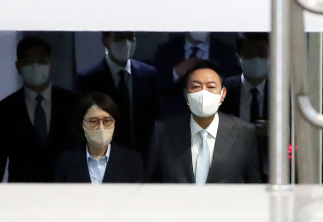 윤석열 대통령이 15일 오전 용산 대통령실 청사로 출근하고 있다. 연합뉴스