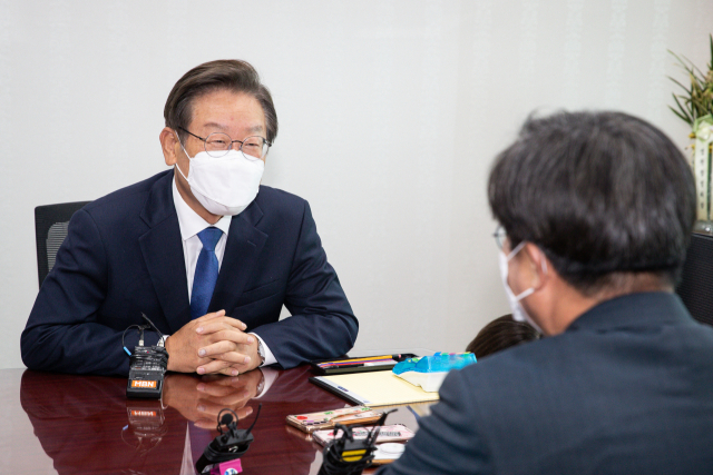더불어민주당 이재명 의원이 8일 국회 의원회관 의원실을 방문한 김동연 경기도지사 당선인과 대화하고 있다. 연합뉴스