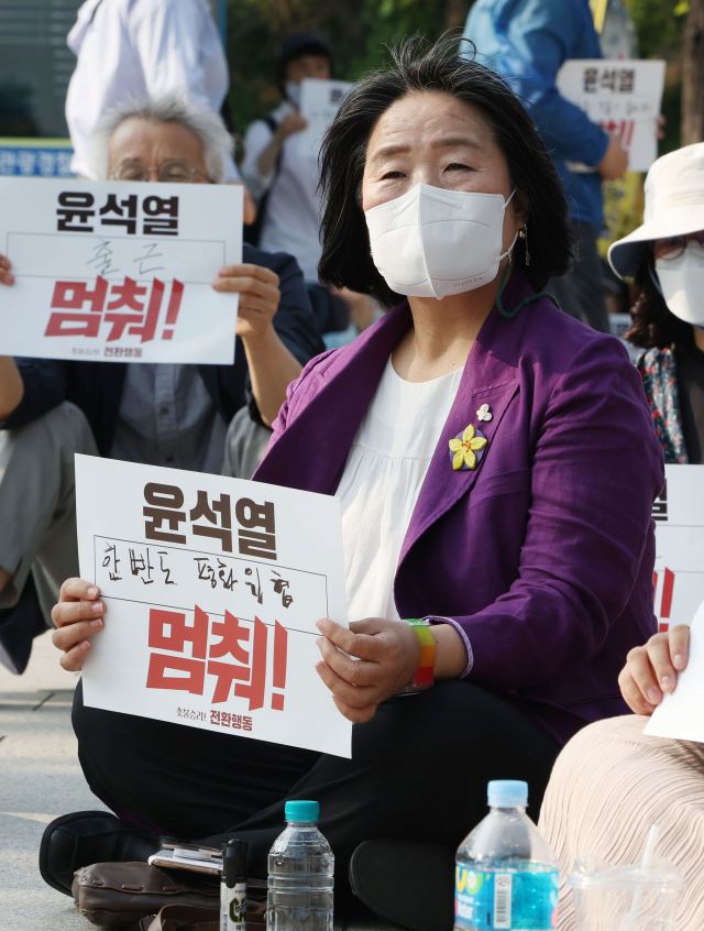 무소속 윤미향 의원이 서울 용산구 이태원광장 평화의소녀상 앞에서 열린 