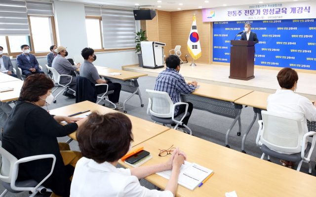 지난달 23일 강원 춘천시 강원도농업기술원에서 열린 전통주 전문가 양성 교육 개강식에서 최종태 기술원장이 인사말을 하고 있다. 연합뉴스