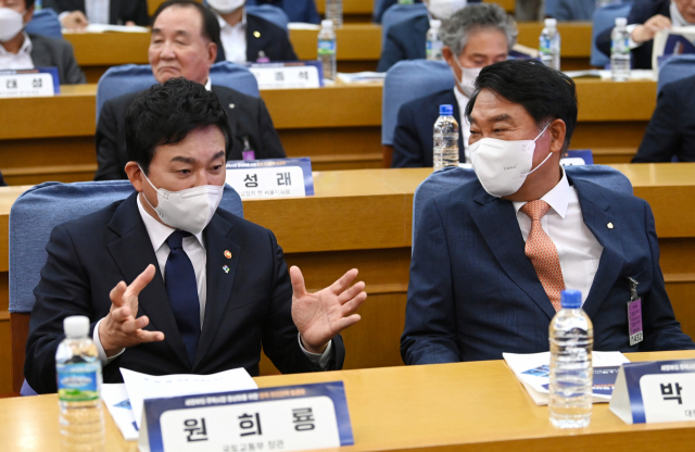 원희룡 국토교통부 장관(왼쪽)이 15일 서울 여의도 국회 의원회관에서 열린 새정부의 주택시장 정상화를 위한 정책 추진전략 토론회에서 박재홍 대한주택건설협회 회장과 대화를 하고 있다. 연합뉴스