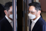 유럽 출장길에 오르는 이재용 삼성전자 부회장이 7일 서울 강서구 서울김포비즈니스항공센터(SGBAC)를 통해 출국하고 있다. 연합뉴스