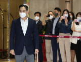 유럽 출장길에 오르는 이재용 삼성전자 부회장이 7일 서울 강서구 서울김포비즈니스항공센터(SGBAC)를 통해 출국하고 있다. 연합뉴스