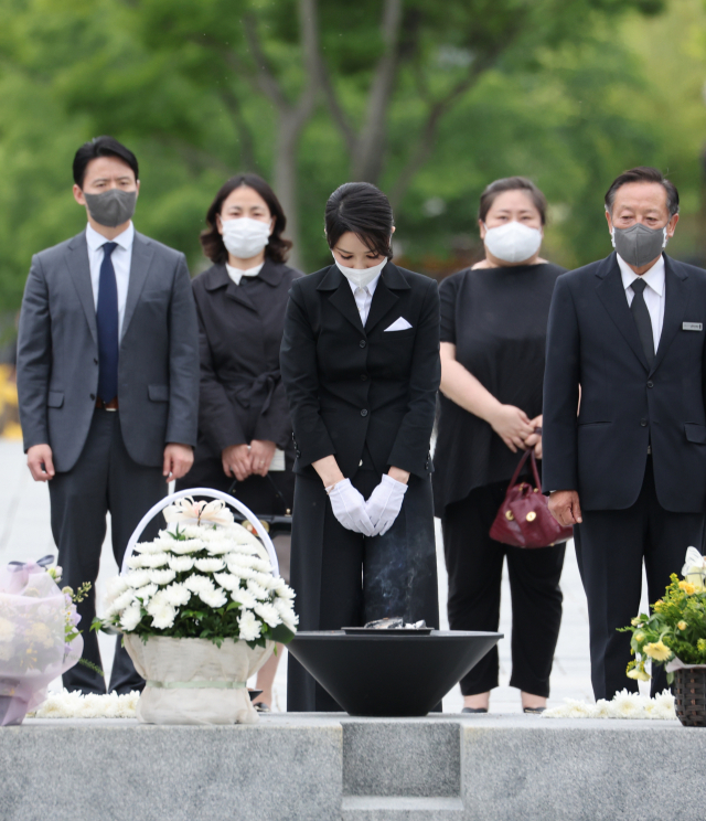 윤석열 대통령 부인 김건희 여사가 13일 오후 경남 김해시 진영읍 봉하마을을 방문해 고(故) 노무현 전 대통령 묘역을 참배하고 있다. 연합뉴스