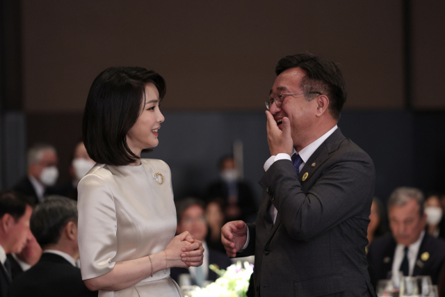 윤석열 대통령 부인 김건희 여사가 지난달 10일 오후 서울 중구 신라호텔에서 열린 외빈 초청만찬에서 더불어민주당 윤호중 비상대책위원장과 환담하고 있다. 연합뉴스