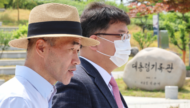 2020년 9월 북한군이 피살한 해양수산부 공무원의 형 이래진 씨(왼쪽)와 김기윤 변호사가 25일 오전 세종시 어진동 대통령기록관 앞에서 청와대를 상대로 정보공개 청구 소송에서 승소한 자료를 대통령기록관에 전달하기에 앞서 기자회견을 하고 있다. 연합뉴스